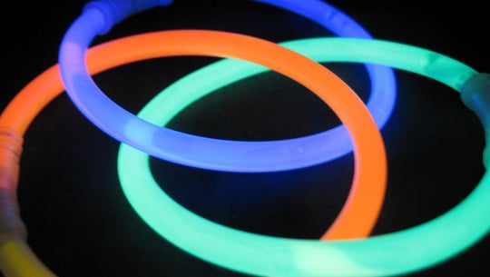 leuchtringe-leuchtstaebe-knicklichter-cc0-pixabay-era_blackout-180518 Leuchtringe Leuchtstäbe Knicklichter