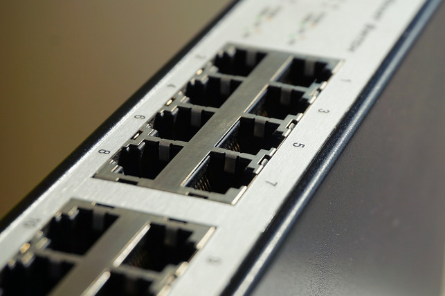 fuer-kabelgebundenes-internet-kannst-du-dein-lan-ka-cc0-pixabay-webandi-230426_download Für kabelgebundenes Internet kannst du dein LAN-Kabel an den Ethernet-Anschluss anschließen.