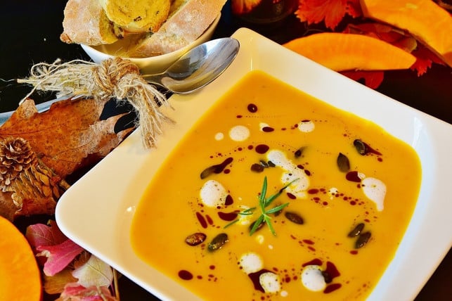 kuerbissuppe-ist-eine-gute-moeglichkeit-um-den-hallo-cc0-pixabay-ritae-201026_download Kürbissuppe ist eine gute Möglichkeit, um den Halloweenkürbis zu essen.