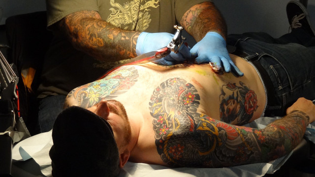 Tattoo-Pflege: Nach dem Stechen und später
