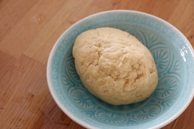 der-nudelteig-muss-30-minuten-im-khlschrank-rasten-utopiakatbliem-170629 Der Nudelteig muss 30 Minuten im Kühlschrank ruhen.