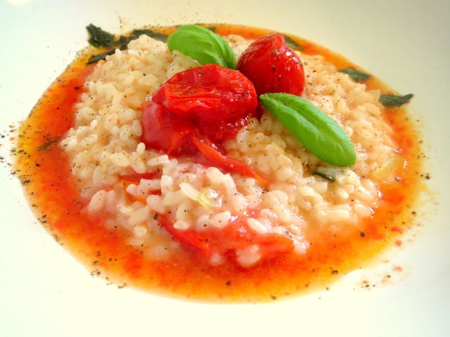 garniere-das-tomaten-risotto-mit-einigen-tomaten-u-utopia-leonie-barghorn-200626_download Garniere das Tomaten-Risotto mit einigen Tomaten und Basilikumblättern.