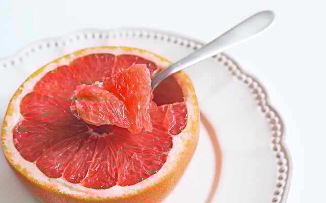 Grapefruit Die Grapefruit kannst du löffeln, die Pampelmuse wird wie eine Orange aufgeschnitten.