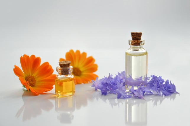um-fusscreme-selber-zu-machen-mischt-du-geschmolze-cc0--pixabay--mareefe-251005_download Um Fußcreme selber zu machen, mischt du geschmolzenes Öl mit ätherischem Öl und Bienenwachs.