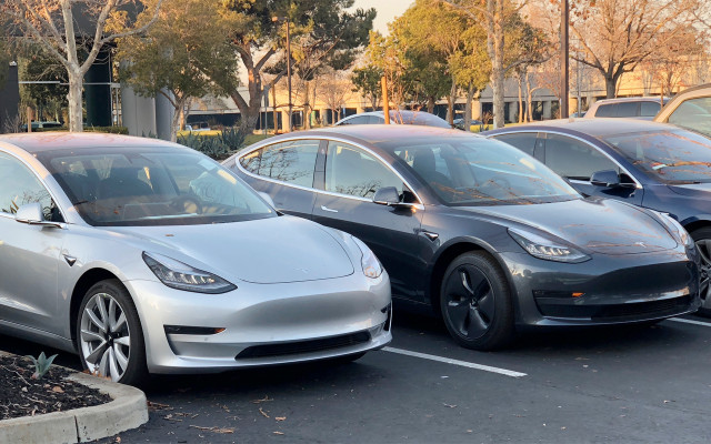 Tesla-3-9-z-20190221-1280x800.jpg Tesla Model 3
