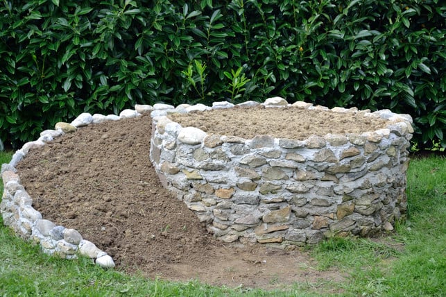 Kraeuterspirale selber bauen Die Füllung der Kräuterschnecke besteht aus Erde, Sand und Kompost.