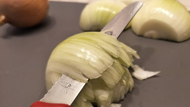 zwiebel-schneiden-schritt-2-sven-christian-schulz-utopia-180316_download Zwiebel schneiden - Schritt 2