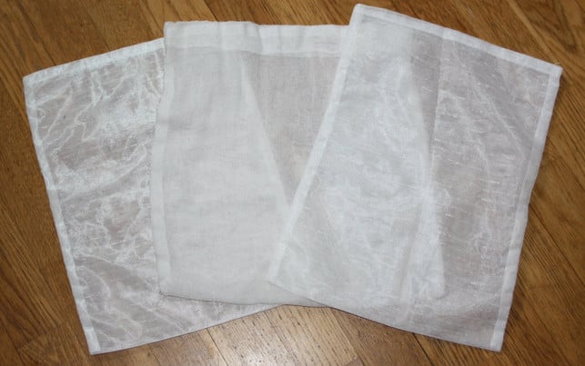 wasche-das-mikrofasertuch-in-einem-selbst-genaehten-maria-hohenthal-utopia-200515_download Verwende zum Beispiel ein selbstgenähtes Wäschenetz, um ein Mikrofasertuch zu waschen.