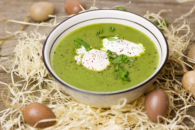 zur-suppe-passen-gut-pochierte-eier-creme-frache-cc0-public-domain-pixabay-einladung_zum_essen-171008_download Spinatsuppe kannst du auch aus frischen Spinat zubereiten.