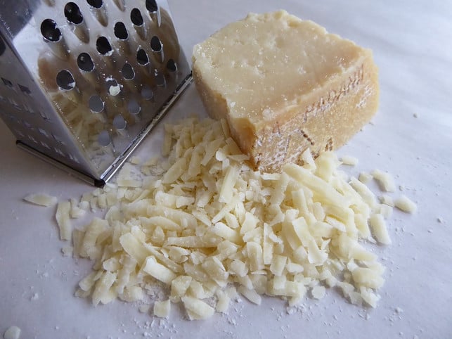 parmesan-verleiht-deiner-low-carb-pizza-wuerze-und-cc0-pixabay-lcb-190828_download Parmesan verleiht deiner Low-Carb-Pizza Würze und dient gleichzeitig als Eiweißlieferant.