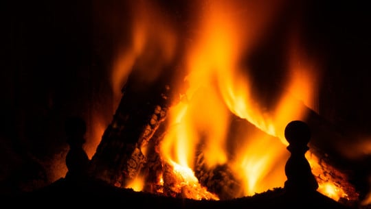 feuer-richtig-anzuenden-cc0--pixabay--tobigraphy-251109 Feuer richtig anzünden