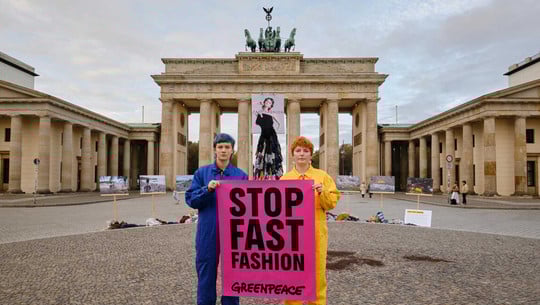Draufzahlen für Billigmode: Anti-Fast-Fashion-Gesetz auch in Deutschland? Draufzahlen für Billigmode: Anti-Fast-Fashion-Gesetz auch in Deutschland?