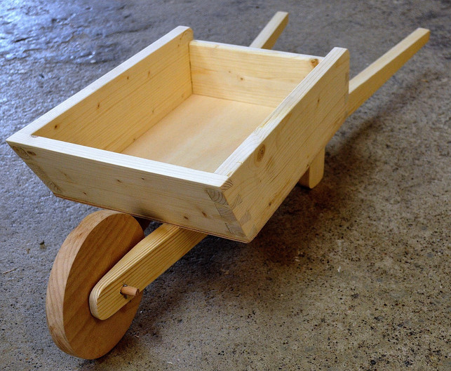 unlackiertes-holzspielzeug-statt-plastikspielsache-cc0-pixabay-detmold-180521_download Nutze, wo möglich, unlackiertes Holzspielzeug statt Plastikspielsachen mit Weichmachern.