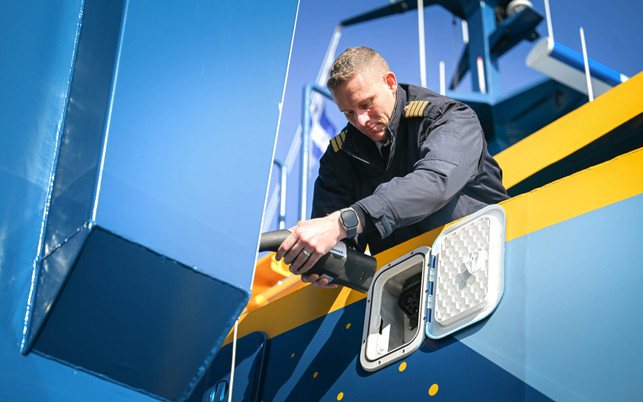 ekatamaran-ladekabel-sina-schuldt-dpa-250306.jpg-250306 Kapitän Stephan Ulrichs lädt den neuen E-Katamaran im Hafen von Norddeich.