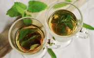 Herbal teas have an anti-inflammatory effect and relieve swallowing difficulties and sore throats.