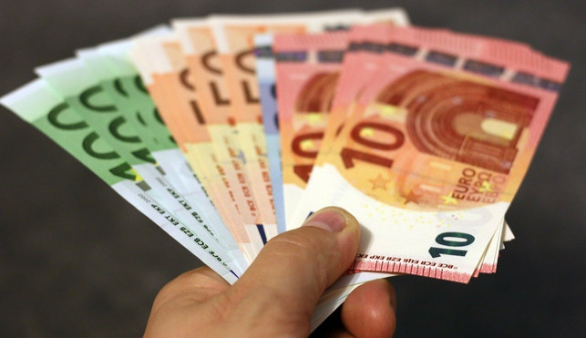 indem-du-bargeld-abgezaehlt-mitnimmst-kannst-du-im-cc0-pixabay-moerschy-220120_download Indem du Bargeld abgezählt mitnimmst, kannst du Impulskäufe verhindern.