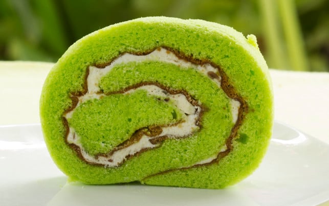 Roll pandan flavored cake Pandan färbt Desserts grün ein.