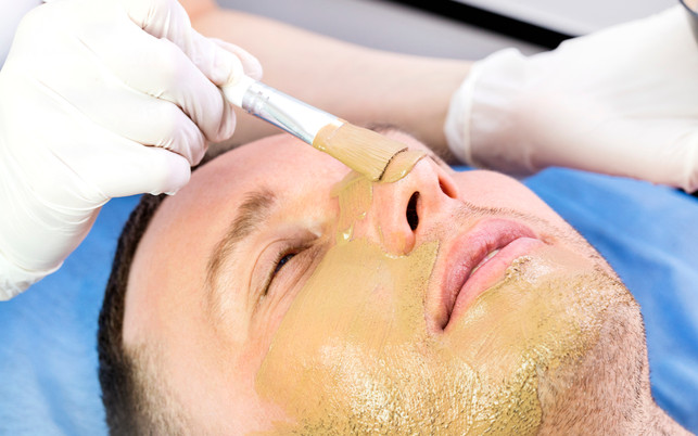 heilerde-kannst-du-als-maske-auftragen-colourboxde-zhanna-tretiakova-200730 Heilerde kannst du als Maske auftragen.