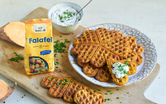 Pflanzliche Rezepte Süßkartoffel-Kichererbsen-Waffeln mit Kräuterdip Pflanzliche Rezepte Süßkartoffel-Kichererbsen-Waffeln mit Kräuterdip