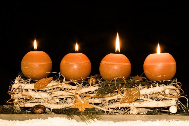 verwende-fuer-deinen-adventskranz-kerzen-aus-bienen-cc0-pixabay-myriams-fotos-181030_download Verwende für deinen Adventskranz Kerzen aus Bienen- oder Sojawachs.