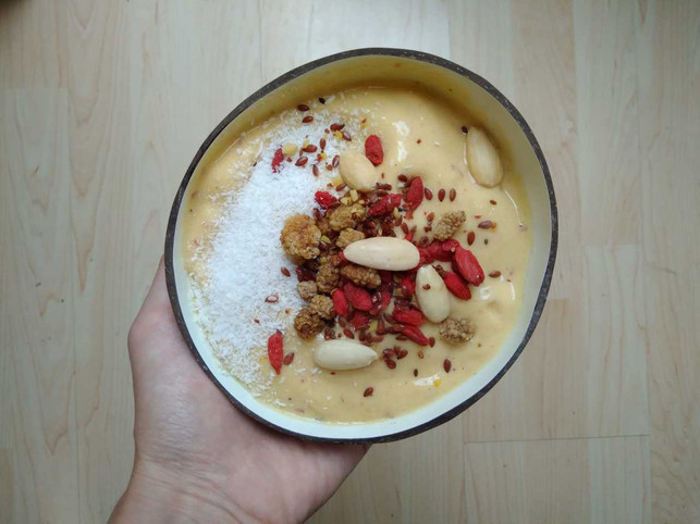 sommerliche-smoothie-bowl-copyright-inke-klabunde-utopia-180807_download Eine sommerliche Smoothie Bowl mit Mandeln.