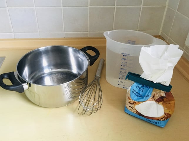 fuer-selbstgemachten-kleister-brauchst-du-nur-wasse-laura-mueller-201122_download Für selbstgemachten Kleister brauchst du nur Wasser und Mehl.