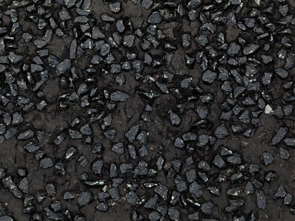 Bitumen: Klebrige Flüssigkeit für den Straßenbau 