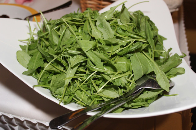 rhabarberdressing-passt-gut-zu-eher-bitteren-salat-cc0-pixabay-hnbs-190409_download Rhabarberdressing passt gut zu eher bitteren Salatsorten wie Rucola.