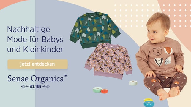 BlackFriday2025-UtopiaGreenDealRadar2025-SenseOrganics-1920x1080 Nachhaltige Baby- und Kleinkindmode von Sense Organics mit zwei bunten Sweatshirts und einem sitzenden Kleinkind in braunem Outfit mit Tiermotiven, umgeben von buntem Spielzeug.