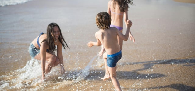 Sommerferien: Kinder plantschen am Strand