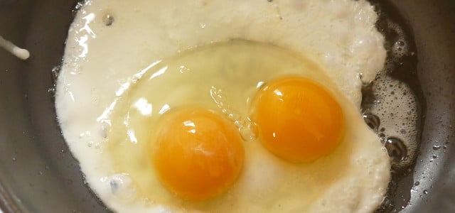 Ei mit zwei Eigelb: Sollte man es essen?