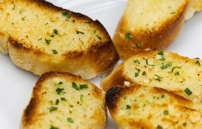 knoblauch-kannst-du-auch-in-form-von-knoblauchbutt-cc0-pixabay-distelapparath-200616_download Auch in Form von Knoblauchbutter kannst du Knoblauch einfrieren.