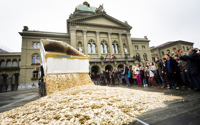goetz-werner-bge-x-generation-grundeinkommen-180201-1280x800 Götz Werner bedingungsloses Grundeinkommen, symbolhafte Ausschüttung von Geld/Grundeinkommen in der Schweiz