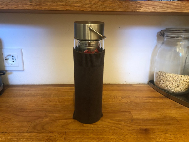 mit-alten-socken-lassen-sich-glasflaschen-kuehlen-o-lea-hermannutopiade-220111_download Mit alten Socken lassen sich Glasflaschen kühlen oder warmhalten.