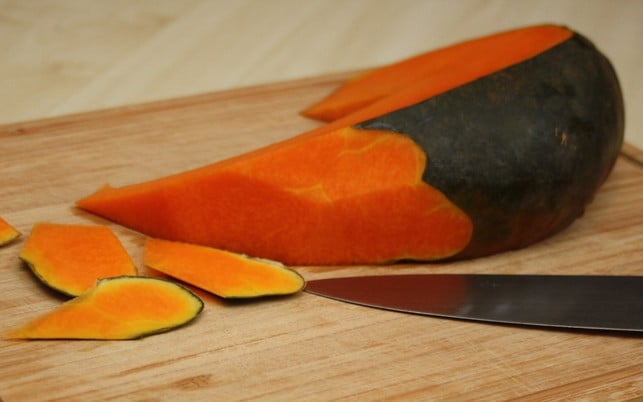 muskatkuerbis-schaelen-ist-einfach-maria-hohenthalutopia-190930_download Muskatkürbis zu schälen ist einfach, da die Schale sehr dünn ist.