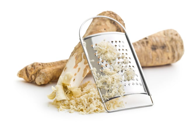 grated horseradish root Frisch geraspelter Meerrettich ist scharf und verleiht verschiedenen Speisen Würze.
