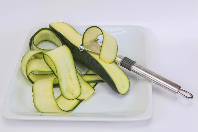 zucchini-kannst-du-auch-mit-einem-sparschaeler-in-f-cc0-pixabay-waldrebell-180604_download Zucchini kannst du auch mit einem Sparschäler in feine Scheiben schneiden.