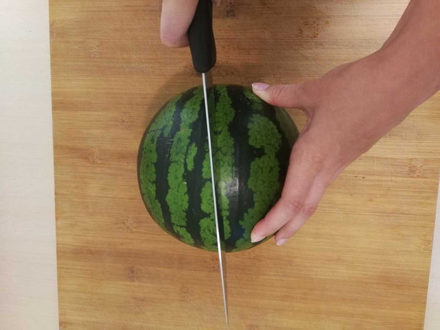 schneide-die-melone-an-der-langen-seite-durch-copyright-utopia-inke-klabunde-190628_download Schneide die Melone an der langen Seite durch.