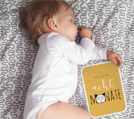 babygeschenke-meilensteinkarten-cottonbird-210519-192 Meilensteinkarten sind ein praktisches Babygeschenk.