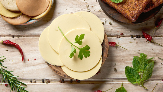 kaese-vegan-c-nito-211123-1280x720 Veganer Käse ist in fast jedem Supermarkt verfügbar.