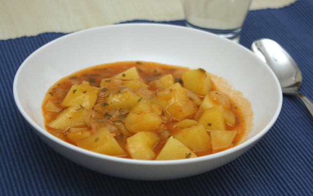 reste-von-tabasco-verleihen-dem-kartoffelgulasch-n-maria-hohenthalutopia-201111_download Reste von Tabasco verleihen dem Kartoffelgulasch noch mehr Schärfe.