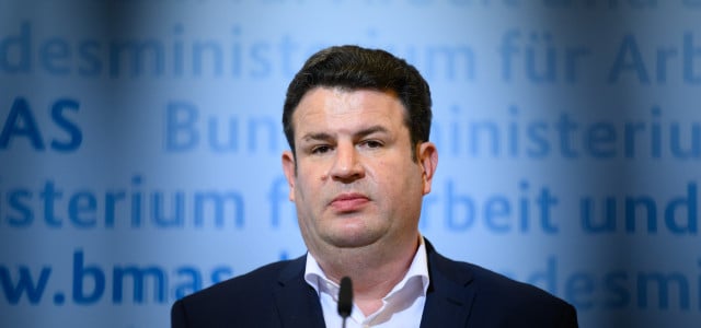 Bundesbürger:innen mit einem Einkommen bis 4000 Euro brutto im Monat sollen nach dem Willen von Sozialminister Hubertus Heil (SPD) künftig ein „soziales Klimageld“ erhalten.