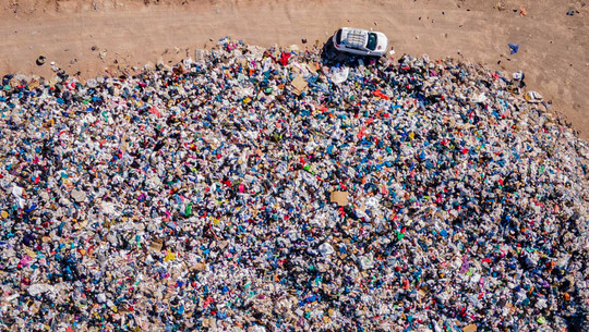 Kleidung: Wir werfen jährlich 200 Fußballstadien voll weg - du musst nicht mitmachen Kleidung: Wir werfen jährlich 200 Fußballstadien voll weg - du musst nicht mitmachen