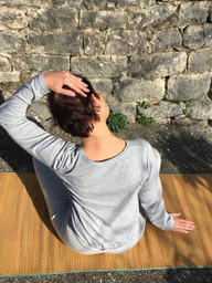 nach-dem-muskeltraining-den-nacken-dehnen-martina-naumannutopiade-190108_download Nach dem Muskeltraining den Nacken dehnen.