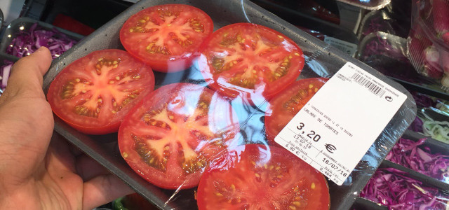Supermarkt Plastik Tomaten aufgeschnitten
