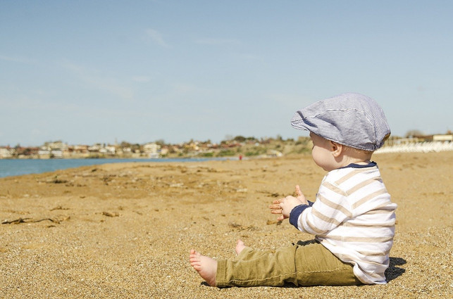 unter-anderem-dient-lange-kleidung-als-sonnenschut-cc0-pixabay-free-photos-200616_download Unter anderem dient lange Kleidung als Sonnenschutz für Babys.
