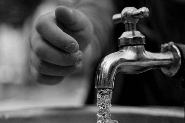 weitere-forschung-ist-noetig-damit-pfas-aus-dem-tr-cc0-pixabay-musiking-220822_download Weitere Forschung ist nötig, damit PFAS aus dem Trinkwasser gefiltert und zerstört werden können.