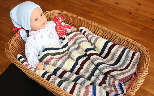 die-gestrickte-babydecke-haelt-dein-baby-warm-maria-hohenthalutopia-191206_download Die gestrickte Babydecke hält dein Baby warm.