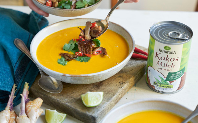 Pflanzliche Ernährung Butternut-Kokos-Suppe mit Pilzen Pflanzliche Ernährung Butternut-Kokos-Suppe mit Pilzen