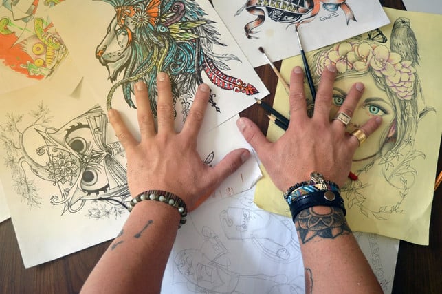 informiere-dich-vor-einer-taetowierung-ueber-die-tat-cc0pixabayguillermovuljevas-201106_download Informiere dich vor einer Tätowierung über die Tattoo-Farben.